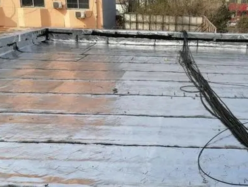 巴林左卫生间漏水维修公司分享下巴林左屋面楼顶防水刚性防水层施工要点。